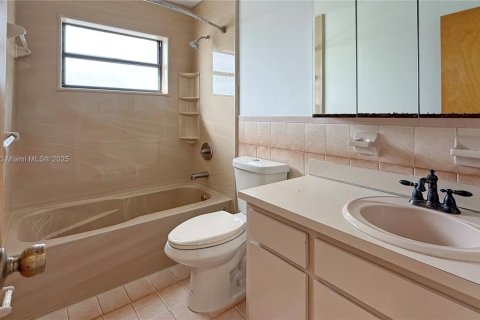 Casa en alquiler en Miami, Florida, 5 dormitorios, 252.6 m2 № 1973500 - foto 20