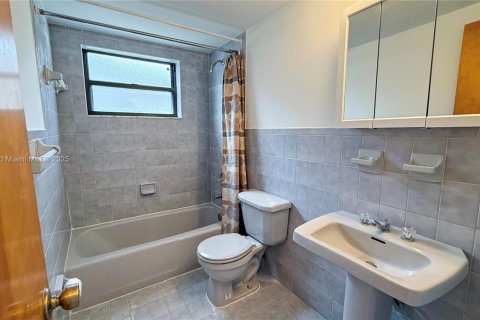 Casa en alquiler en Miami, Florida, 5 dormitorios, 252.6 m2 № 1973500 - foto 16