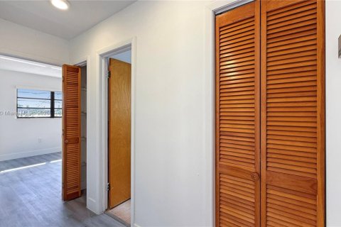 Casa en alquiler en Miami, Florida, 5 dormitorios, 252.6 m2 № 1973500 - foto 19