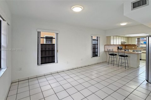 Casa en alquiler en Miami, Florida, 5 dormitorios, 252.6 m2 № 1973500 - foto 9