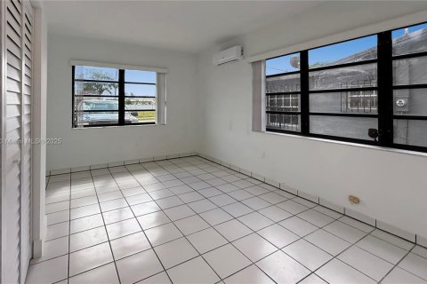 Casa en alquiler en Miami, Florida, 5 dormitorios, 252.6 m2 № 1973500 - foto 14