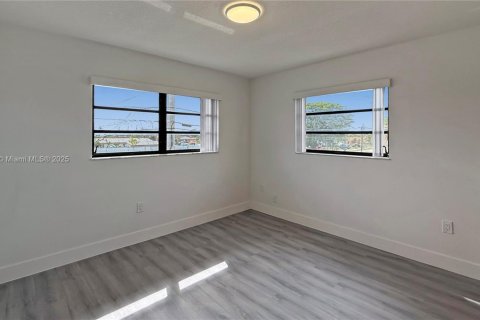 Casa en alquiler en Miami, Florida, 5 dormitorios, 252.6 m2 № 1973500 - foto 17