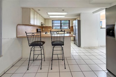 Casa en alquiler en Miami, Florida, 5 dormitorios, 252.6 m2 № 1973500 - foto 10