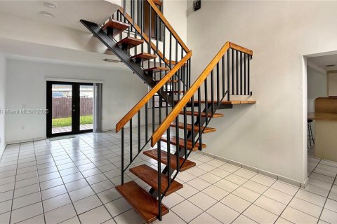 Casa en alquiler en Miami, Florida, 5 dormitorios, 252.6 m2 № 1973500 - foto 5