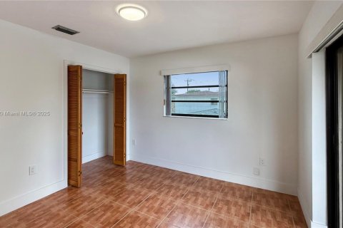 Casa en alquiler en Miami, Florida, 5 dormitorios, 252.6 m2 № 1973500 - foto 22