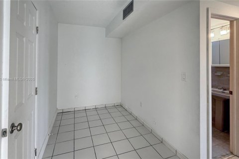 Casa en alquiler en Miami, Florida, 5 dormitorios, 252.6 m2 № 1973500 - foto 13