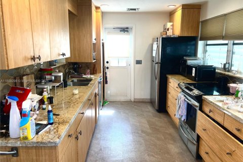 House in Lake Worth, Florida 3 bedrooms, 137.5 sq.m. № 1887602 - photo 7