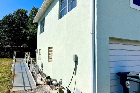 House in Lake Worth, Florida 3 bedrooms, 137.5 sq.m. № 1887602 - photo 16
