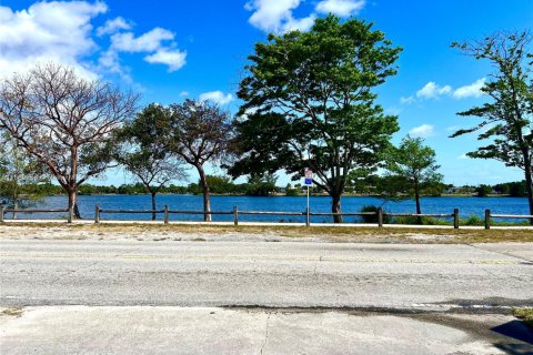 House in Lake Worth, Florida 3 bedrooms, 137.5 sq.m. № 1887602 - photo 25