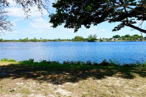 House in Lake Worth, Florida 3 bedrooms, 137.5 sq.m. № 1887602 - photo 26