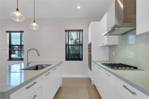 Casa en alquiler en Doral, Florida, 3 dormitorios, 202.16 m2 № 1933114 - foto 9