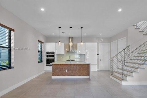 Casa en alquiler en Doral, Florida, 3 dormitorios, 202.16 m2 № 1933114 - foto 7