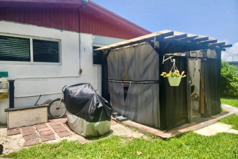 Commercial property in Miami, Florida 179.86 sq.m. № 1775885 - photo 3