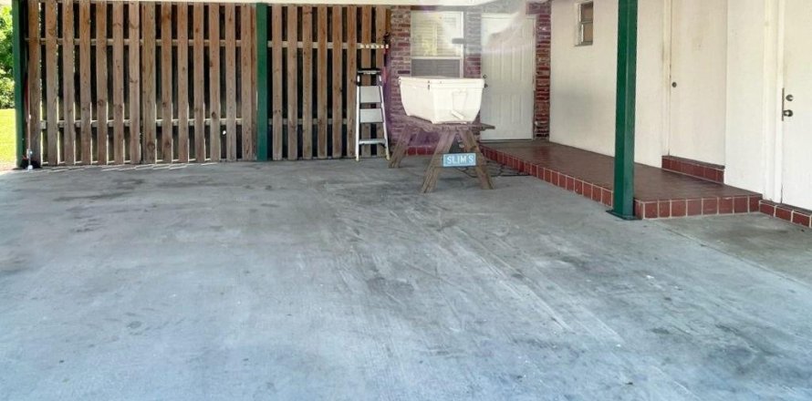 House in Belle Glade, Florida 3 bedrooms, 305.28 sq.m. № 786065