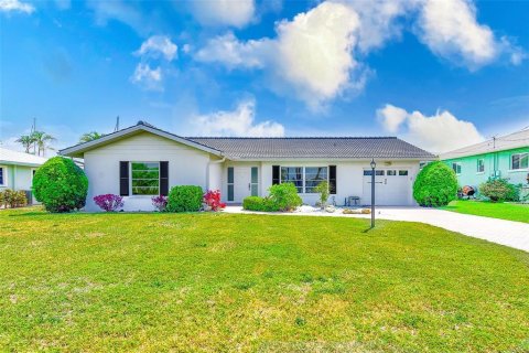 House in Palmetto, Florida 2 bedrooms, 172.33 sq.m. № 1649429 - photo 1
