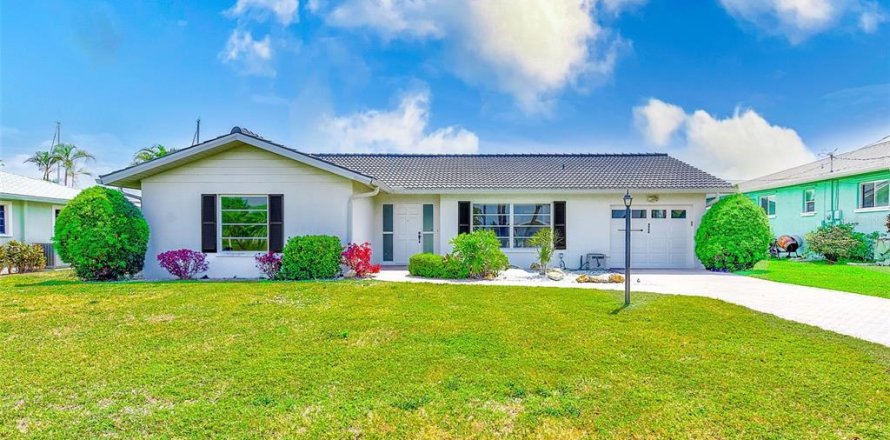 House in Palmetto, Florida 2 bedrooms, 172.33 sq.m. № 1649429