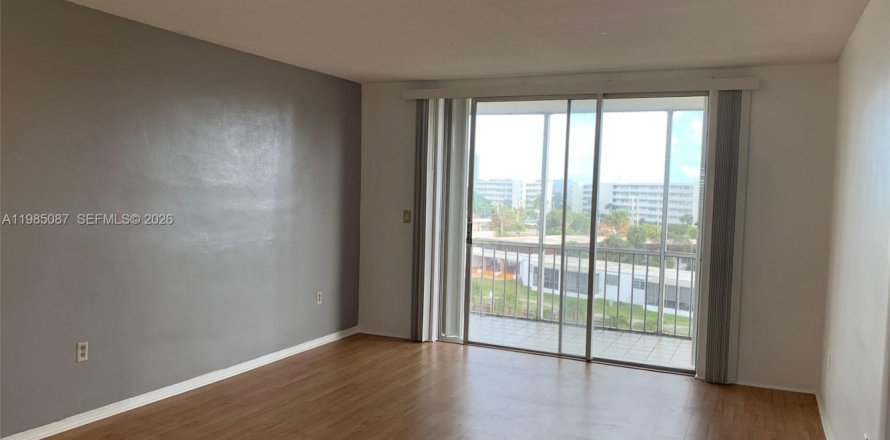 Condominio en Aventura, Florida, 1 dormitorio  № 2050860