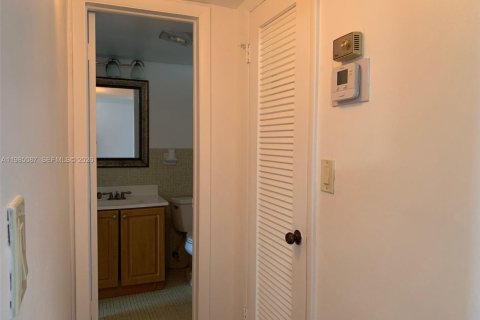 Condominio en venta en Aventura, Florida, 1 dormitorio, 71.35 m2 № 2050860 - foto 12