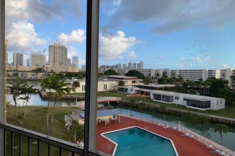 Condominio en venta en Aventura, Florida, 1 dormitorio, 71.35 m2 № 2050860 - foto 17