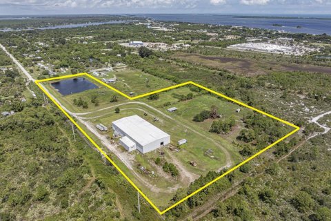 Commercial property in Sebastian, Florida № 2187977
