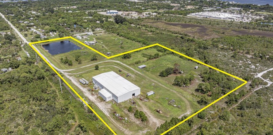 Propiedad comercial en Sebastian, Florida № 2187977