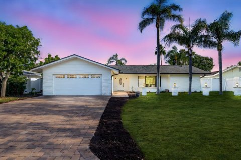 House in Largo, Florida 3 bedrooms, 165.18 sq.m. № 2344665