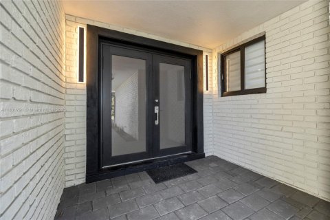 House in Lighthouse Point, Florida 4 bedrooms, 229.65 sq.m. № 1806392 - photo 3