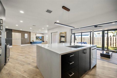 House in Lighthouse Point, Florida 4 bedrooms, 229.65 sq.m. № 1806392 - photo 16