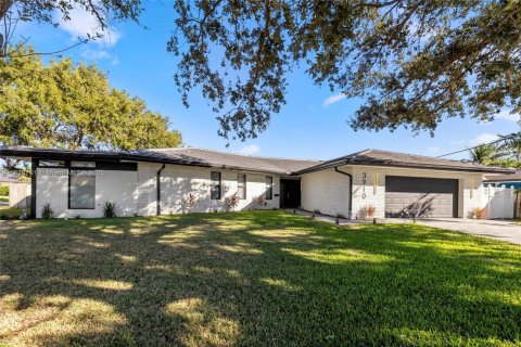 House in Lighthouse Point, Florida 4 bedrooms, 229.65 sq.m. № 1806392 - photo 1