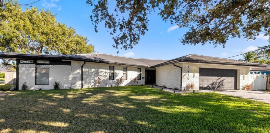 House in Lighthouse Point, Florida 4 bedrooms, 229.65 sq.m. № 1806392