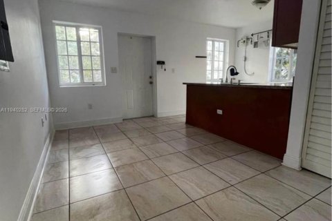 Appartement à louer à Miami, Floride: 12 chambres, 358.23 m2 № 1998144 - photo 2