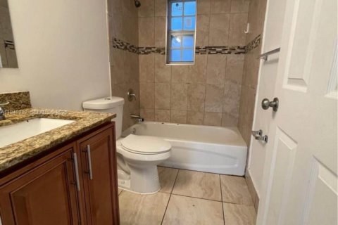 Appartement à louer à Miami, Floride: 12 chambres, 358.23 m2 № 1998144 - photo 4