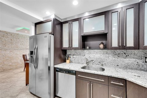 Condo in Hallandale Beach, Florida, 1 bedroom  № 1818702 - photo 14