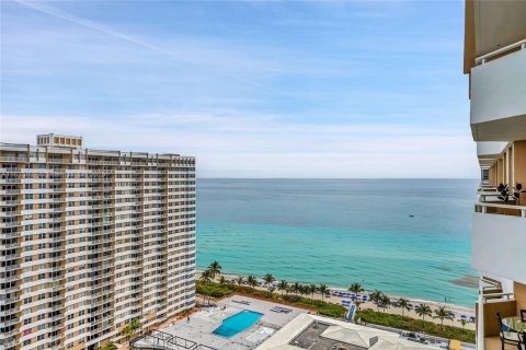 Condo in Hallandale Beach, Florida, 1 bedroom  № 1818702 - photo 24