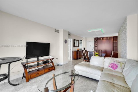 Condo in Hallandale Beach, Florida, 1 bedroom  № 1818702 - photo 11