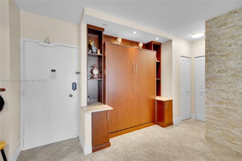 Condo in Hallandale Beach, Florida, 1 bedroom  № 1818702 - photo 5