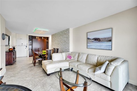 Condo in Hallandale Beach, Florida, 1 bedroom  № 1818702 - photo 10