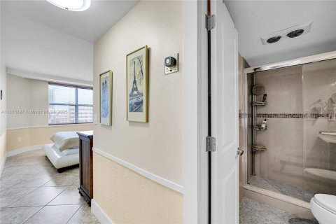 Condo in Hallandale Beach, Florida, 1 bedroom  № 1818702 - photo 16