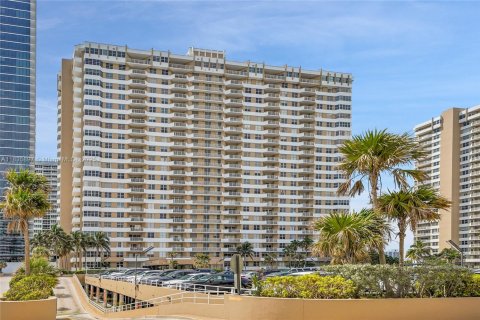 Condo in Hallandale Beach, Florida, 1 bedroom  № 1818702 - photo 1