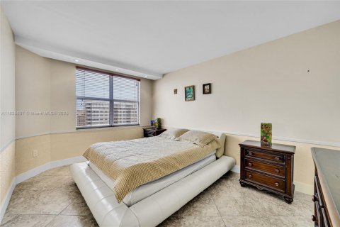 Condo in Hallandale Beach, Florida, 1 bedroom  № 1818702 - photo 18