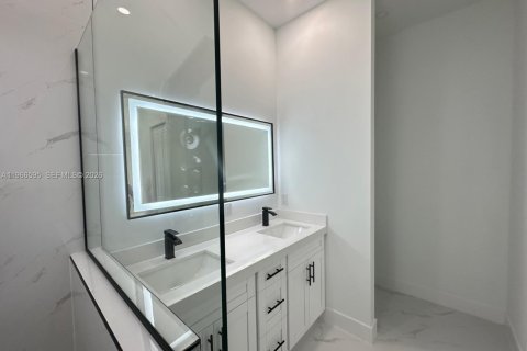 Купить виллу или дом в Лихай-Эйкерс, Флорида 4 спальни, № 2028173 - фото 13