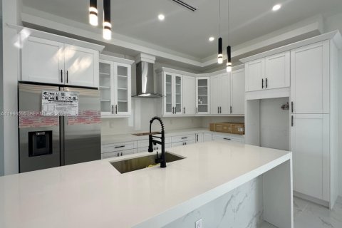 Купить виллу или дом в Лихай-Эйкерс, Флорида 4 спальни, № 2028173 - фото 5