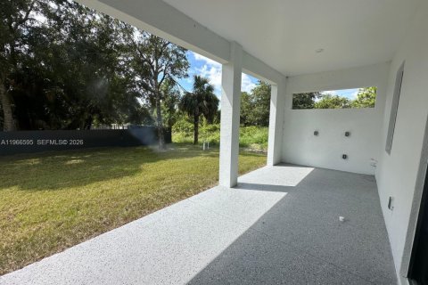 Купить виллу или дом в Лихай-Эйкерс, Флорида 4 спальни, № 2028173 - фото 18