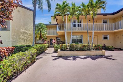 Condominio en venta en Tamarac, Florida, 2 dormitorios, 121.33 m2 № 1692350 - foto 2