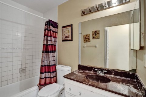 Condominio en venta en Tamarac, Florida, 2 dormitorios, 121.33 m2 № 1692350 - foto 17