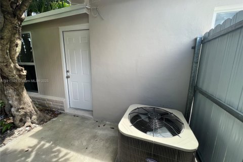 Immobilier commercial à louer à Hialeah, Floride: 7.43 m2 № 2060301 - photo 5
