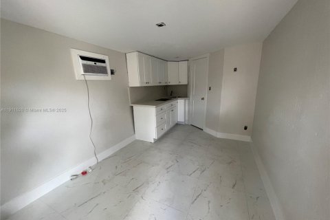 Immobilier commercial à louer à Hialeah, Floride: 7.43 m2 № 2060301 - photo 2