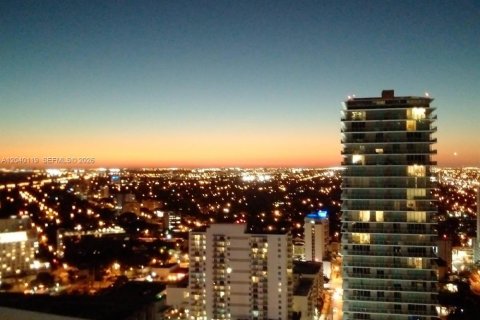 Condo in Miami, Florida, 1 bedroom  № 2087879 - photo 3