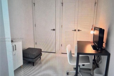 Condo in Miami, Florida, 1 bedroom  № 2087879 - photo 15