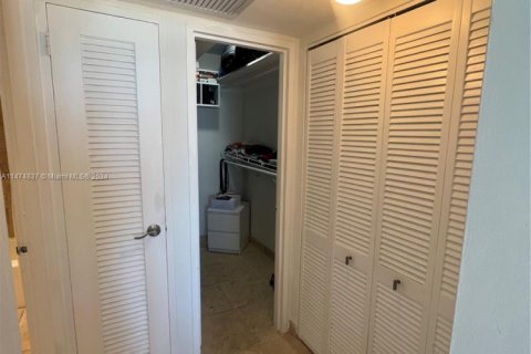 Condo in Miami Beach, Florida, 2 bedrooms  № 1938791 - photo 16